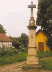Kříž před kostelem