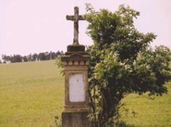 Kříž za hřbitovem